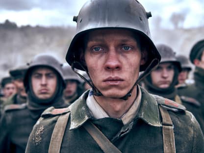 Felix Kammerer als Soldat in "Im Westen nichts Neues" guckt ernst