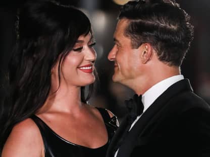 Katy Perry und Orlando Bloom gucken sich verliebt an