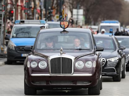 König Charles in Autokolonne zum Brandenburger Tor