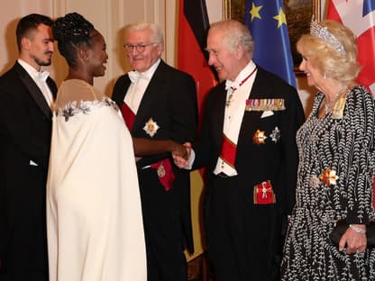 König Charles, Camilla und Motsi Mabuse beim Staarsbankett