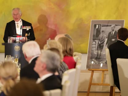 König Charles beim Staatsbankett, bekommt Bild als Geschenk