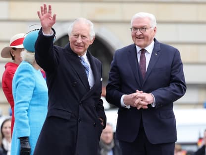 König Charles winkt der Masse zu, daneben steht Frank Walter Steinmeier