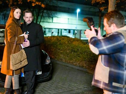 Jenny und Justus werden bei "Alles was zählt" von einem Fotografen fotografiert