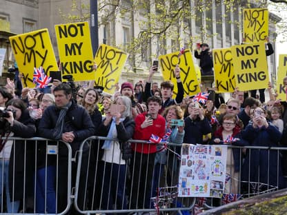 Demonstranten vor der Zentralbibliothek Liverpool mit gelben Plakaten.