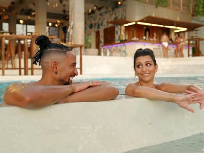 "Der Bachelor" 2023 - Folge 6 - David Jackson und Chiara im Pool