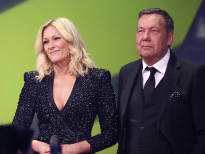 Helene Fischer und Roland Kaiser stehen nebeneinander auf der Bühne 