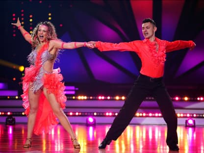 Julia Beautx und Zsolt Sándor Cseke tanzen eine Samba bei "Let's Dance"