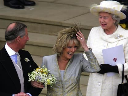 König Charles III., Queen Consort Camilla und Queen Elizabeth II., 2005.