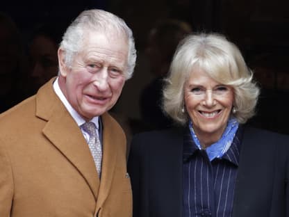 König Charles III. & Queen Camilla schauen in die Kamera