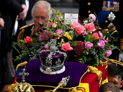 König Charles geht hinter dem Sarg von Queen Elizabeth II.