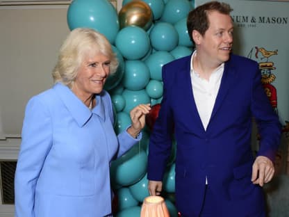 Königin Camilla und ihr Sohn Tom Parker Bowles. 