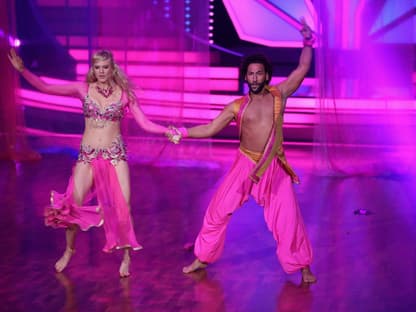 Larissa Marolt und Massimo Sinato tanzen Hand in Hand bei Let's Dance