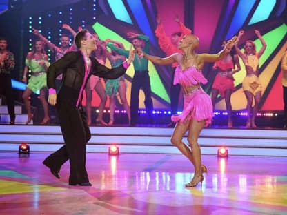 Christian Polanc und Sharon Battiste legen einen Salsa aufs Parkett bei "Let's Dance"