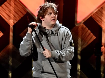 Lewis Capaldi guckt skeptisch zur Seite