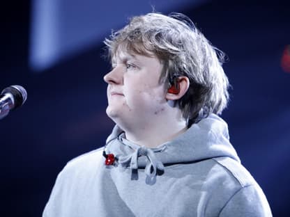 Lewis Capaldi guckt traurig