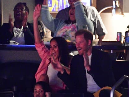 Herzogin Meghan und Prinz Harry bei einem Basketballspiel. 