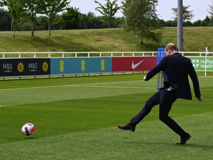 Prinz William spielt Fußball. 