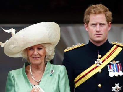 Queen Consort Camilla und Prinz Harry. 