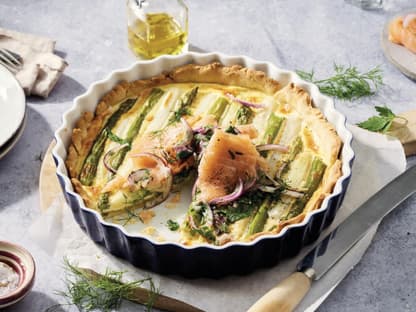 Spargelquiche mit Räucherlachs in der Backform.