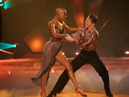 "Let's Dance"-Show 6: Sharon Battiste und Valentin Lusin bei einer Rumba