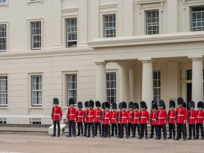 Britische Soldaten vor den Wellington Barracks