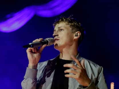 Tim Bendzko singt mit Mikro in der Hand