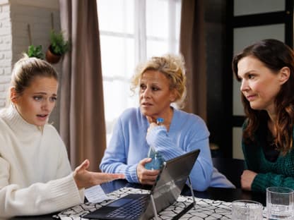 "Unter uns": Cecilia, Lulu und Jenny verzweifelt vor dem Laptop