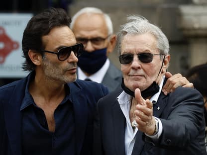 Anthony Delon und sein Vater Alain Delon blicken ernst