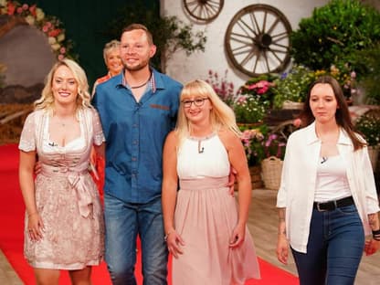 "Bauer sucht Frau" 2022: Erik auf dem Scheunenfest mit Julia, Anne und Mareike