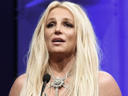 Britney Spears guckt verzweifelt