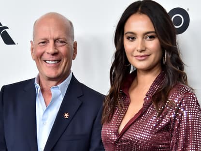 Bruce Willis und Ehefrau Emma stehen Arm in Arm auf dem roten Teppich