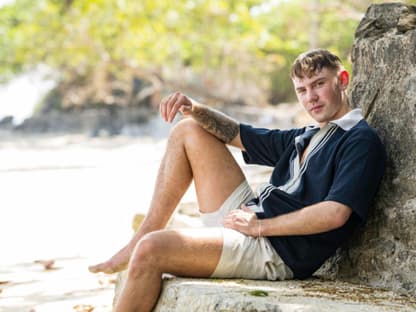 "Charming Boys"-Kandidat Lukas sitzt am Strand