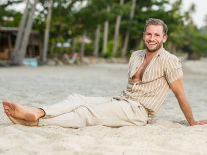 "Charming Boys"-Kandidat Rudi lacht am Strand 