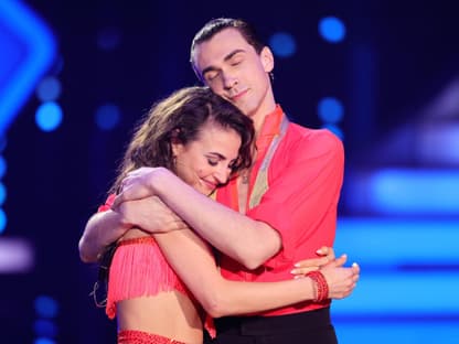 Ekaterina Leonova und Timon Krause umarmen sich bei "Let's Dance"