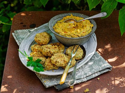 Falafel und Edamame-Hummus