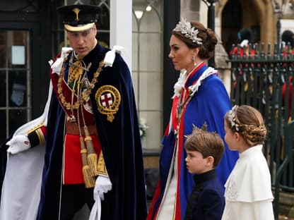 Prinz William, Prinzessin Kate, Prinz Louis und Prinzessin Charlotte gehen zur Krönung von König Charles III.