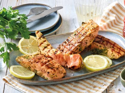 Gegrillter Lachs mit Zitronen-Knoblauch-Marinade auf einem Teller