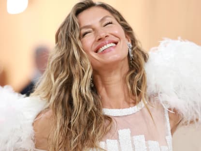 Gisele Bünchen lacht bei der Met Gala 2023