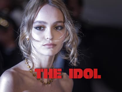 Lily Rose-Depp blickt ernst in die Kamera, "The Idol"-Logo davor