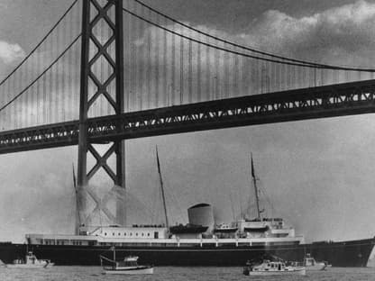 Jacht von Queen Elizabeth II. 1983 unter der Golden Gate Bridge