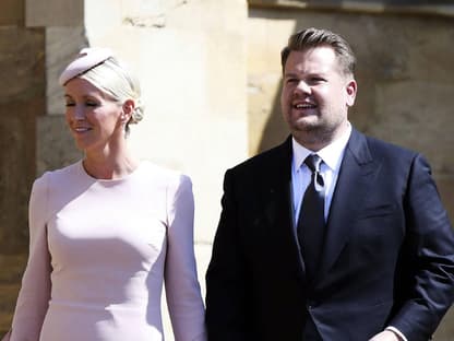 James Cordon und seine Frau Julia Carey in festlicher Kleidung.