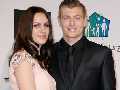 Jessica Farber und Toni Kroos lächeln