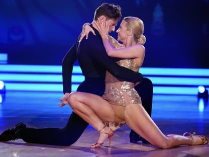 Valentin Lusin und Kathrin Menzinger innig bei der Let's Dance Profi-Challenge.