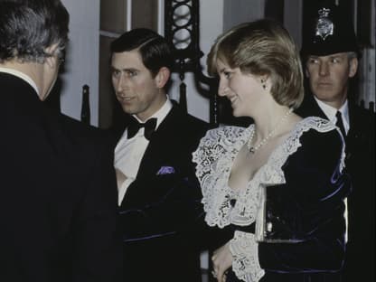 König Charles III. und Prinzessin Diana sind zusammen unterwegs