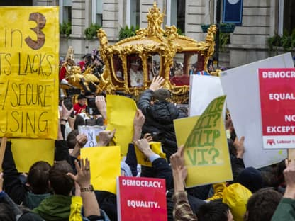 König Charles III. fährt durch Anti-Monarchie-Demo nach der Krönung. 