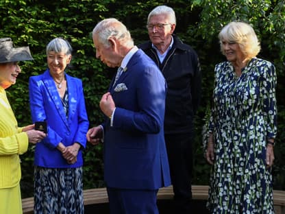 König Charles III. und Königin Camilla bei einer Garten-Show.