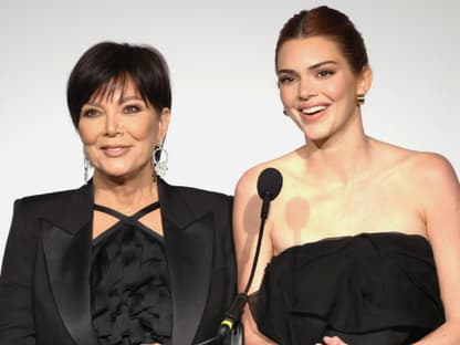 Kris Jenner und Kendall Jenner stehen zusammen auf der Bühne