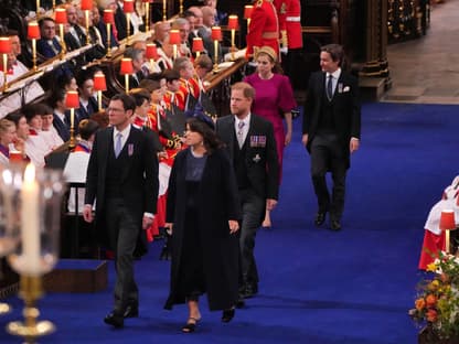 Krönung in der Westminster Abbey Harry läuft in der Mitte seiner Cousinen