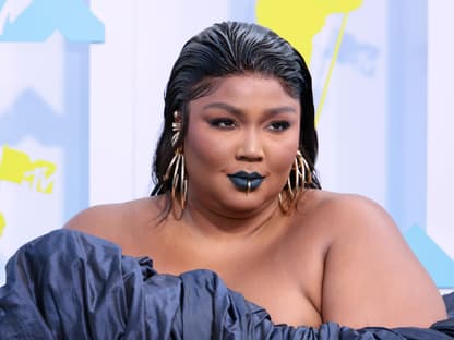 Lizzo bei den VMAs mit blauem Lippenstift