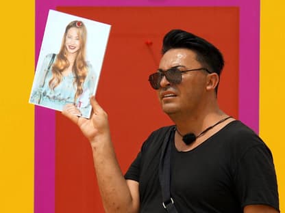 Matthias Mangiapane guckt fragend bei "Kampf der Realitystars" und hält ein Foto von Alessandra Meyer-Wölden in der Hand